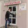 Apotheker Roman Mayer könnte im Kühbacher Testzentrum zukünftig auch impfen. Der Raum dafür wäre vorhanden.