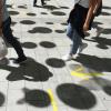 Auch ein Blick nach unten lohnt sich: Die Lampions werfen Punkte-Schatten auf die Annastraße.