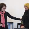 Annalena Baerbock begrüßt Claudia Roth 2013 in Berlin vor einer Sitzung des Parteirats, dem Baerbock von 2012 bis 2015 angehörte.