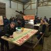 Karlshulder Landwirte trafen sich in der Kartoffelhalle von Hubert Hecht, um Schilder für die Aktionswoche des Bauernverbandes ab 8. Januar zu malen.