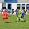 Bacherns Torwart Wolfgang Axtner (links) hatte gegen den FC Laimering/Rieden (blaue Trikots) alles im Griff. 