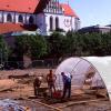 1999: Die Archäologen untersuchen den Untergrund des Klostergartens.