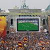 Public Viewing gehört für viele Fans dazu. Für die EM will Bundesumweltministerin Barbara Hendricks die Lärmschutzregelungen lockern. (Archiv)