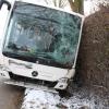 Ein Bus ist in Heuberg am Montag im Graben stecken geblieben.  	