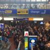 Einen Tag nach dem heftigen Sturm haben am Hamburger Hauptbahnhof noch immer hunderte Reisenden in langen Schlangen vor den Bahnschaltern gestanden. 