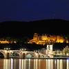 <p>Die Lichter der Heidelberger Altstadt mit Schloss und Alter Brücke spiegeln sich im Neckar. </p>