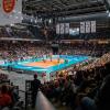 Blick in die Halle mit Zuschauern und Spielfeld.