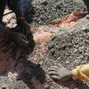 Kinder sortieren im Kongo Steine, die Kobalt enthalten. Das Lieferkettengesetz der Bundesregierung soll dies künftig verhindern. Unser Bild hat Amnesty International zur Verfügung gestellt.  	