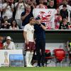 Bayerns Trainer Thomas Tuchel (r) setzt beim Bundesligastart auf Hoffnungsträger Harry Kane.