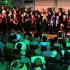 Ein sommerliches Konzert gaben der Chor Vox Villae und der Gesangverein und das Heinz-Jürgens-Akkordeonorchester im Hof der Mittelschule in Weil. 