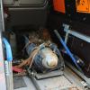 Diese Übungsbombe wurde in Waldheim in der Gemeinde Kammeltal gefunden. Fachkräfte verluden die Bombe nach der Bergung in ihrem VW-Kleinbus und kümmern sich jetzt um die Entsorgung.