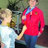 Alle Kinder durften die echte Goldmedaille anfassen, die Verena Bentele mitgebracht hat. Foto: Patricia Kämpf