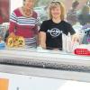 Auch die Tafelhelfer Heidi Steinsberger (links) und Renate Beer versorgten die Besucher mit Kaffee und selbst gemachtem Kuchen.  