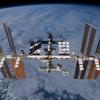 Die Besatzung der internationalen Raumstation ISS musste sich am Donnerstag vor vorbeifliegenden Trümmerteilen in Sicherheit bringen.