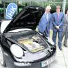 Begutachteten den Porsche mit Elektromotor unter der Haube: (von links) die Hauptredner Stefan Offermann, Minister Markus Söder, Christian Ruck und Klaus Weinmann, IHK-Vizepräsident (von links). Foto: Fred Schöllhorn