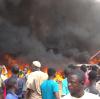 Bei Demonstrationen im Niger haben Unterstützer der Putschisten die Zentrale der Präsidentenpartei laut Medienberichten in Brand gesetzt.