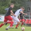 Kampf war Trumpf beim Heimspiel der Raistinger gegen Garmisch-Partenkirchen wie hier beim Zweikampf von Florian Breitenmoser (dunkles Trikot). 