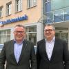 Sie bilden das neue Vorstandsteam der Raiffeisenbank Ichenhausen: Achim Christ (links) ist seit 2002 in Ichenhausen tätig, zum 1. Januar dieses Jahres kam Heinrich Müller dazu, der zuletzt Vorstandsmitglied der Raiffeisenbank Bissingen war.