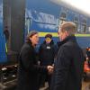 Katrin Göring-Eckardt wird auf dem Bahnhof in Kiew von einem Botschaftsmitarbeiter begrüßt.