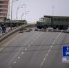 Ukrainische Soldaten beziehen Stellung auf einer Brücke. Russland hat ukrainische Städte und Stützpunkte mit Luftangriffen oder Granaten beschossen.