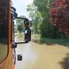 Mit dem Feuerwehrauto kommt man zwar durch das Wasser - normal große Autos haben aber keine Chance.