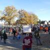 800 Teilnehmer demonstrierten am Samstag auf dem Volksfestplatz in Aichach gegen Corona-Maßnahmen. 
