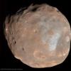 Phobos, einer von zwei Marsmonden, aufgenommen vom Mars Reconnaissance Orbiter.
Der "kartoffelförmige Mond" ist wie unser Erdmond übersät mit Einschlagkratern.
