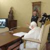 Papst Benedikt begrüßt in einer Live-Schltung die Crew des US-Shuttle «Endeavour». dpa