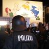600 Menschen aus der linken Szene sind am Donnerstagabend durch Leipzig gezogen. Dabei zerstörten sie zahlreiche Fensterscheiben und Verkehrszeichen. Die Demo war nicht angemeldet.