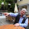 Norbert Imschloß sitzt in Ansbach Bayern im Außenbereich seines Weinlokals an dem vor einem Jahr ein Sprengstoffanschlag verübt wurde.