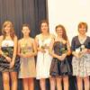 Diese zwölf Mädchen dürfen auf ihre Leistungen besonders stolz sein: Sie alle waren bei der Abschlussprüfung besser als 1,5. Von Schulleiterin Petra Schiele (links) gab es dafür Blumen. 