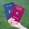 Ein türkischer Pass (l) und ein deutscher Reisepass. Die CSU ist gegen den Doppelpass als Regelfall.