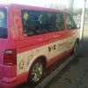 Der pinkfarbene Bus von "Shopping Queen" tourt wieder durch Augsburg. 