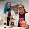 Katharina Jäger und Manuel Schmitt vom Simpert-Kraemer-Gymnasium in Krumbach nehmen am Regionalwettbewerb Jugend forscht teil. Sie entwickelten einen Versuch, wie eine chemische Reaktion von Pflanzen sichtbar gemacht werden kann.
