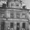 In das noch heute von der Neu-Ulmer Zeitung genutzt Gebäude Luwdigstraße 10, zog im Jahr 1871 Druckerei, Redaktion und Verlag des Neu-Ulmer Anzeigeblatts ein. Dieses Bild zeigt das Haus um 1910.  	