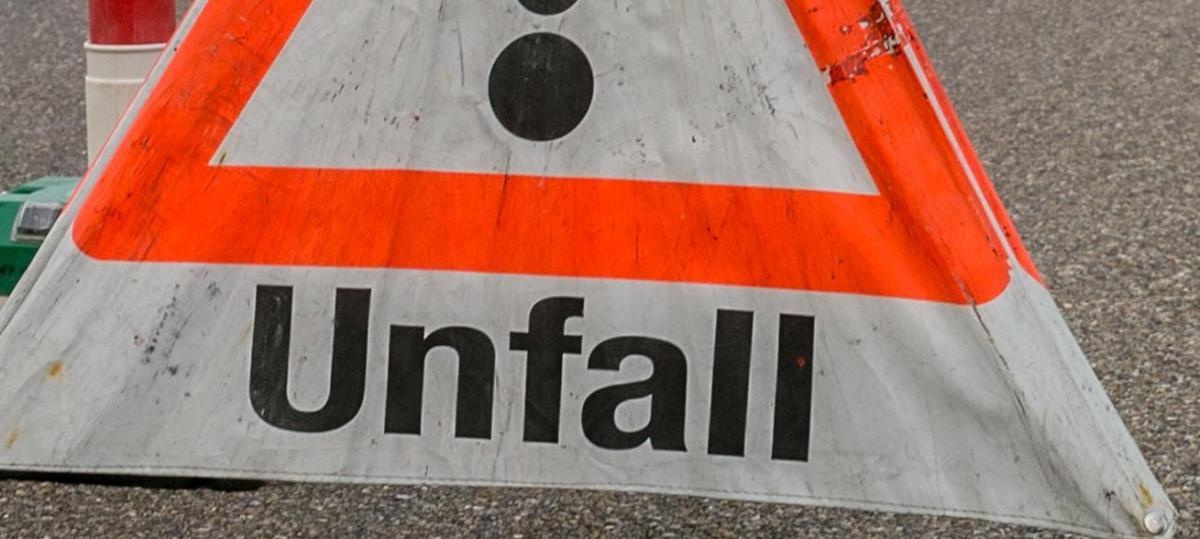 Bus fährt in stehenden Pkw: Auto wartete an einer Ampel – Auffahrunfall mit vierstelligem Schaden