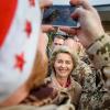 Verteidigungsministerin mit Weihnachtsmann: Ursula von der Leyen lässt sich von Bundeswehrsoldaten auf dem Weihnachtsmarkt im Feldlager Camp Marmal in Masar-i-Scharif fotografieren.