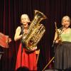 Die drei Well-Schwestern Burgi, Bärbel und Moni boten in Kaisheim ein unterhaltsames musikalisch-politisches Kabarett. Im Thaddäus gab es für die Wellküren großen Beifall.  	