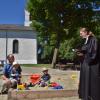 Pfarrerin Lisa Kelting sprach ein Segensgebet auf dem Spielplatz neben der Kirche in Untermaxfeld. Die Einweihung selbst erfolgte im Rahmen des Gemeindefestes. 