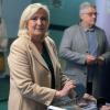 Marine Le Pen gibt ihre Stimme in der ersten Runde der Präsidentschaftswahlen in einem Wahllokal Henin-Beaumont ab.