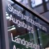 Ein 38-Jähriger soll versucht haben, seine Ex-Freundin in Augsburg zu töten. Doch der Plan misslang. Jetzt steht er vor Gericht. 