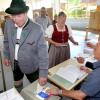 Garmisch-Partenkircher Bürger geben am Sonntag (08.05.2011) in einem Wahllokal in Garmisch-Partenkirchen ihren Stimmzettel ab.