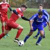 Mit acht Toren und zwei Vorlagen ist Valentin Huber (rotes Trikot) der gefährlichste Offensivspieler der Königsbrunner. Er war an 40 Prozent der Königsbrunner Tore in der Hinrunde beteiligt. Auch in der Rückrunde werden seine Qualitäten gefragt sein. 