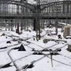Schnee und Eis liegt auf den Gleisen am Hauptbahnhof.