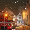 Für die Löschmaßnahmen von außen setzten die Feuerwehrleute  beim Brand am Mittwochabend in Weißenhorn auch eine Drehleiter ein. 