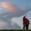 Selfie mit Sturmwolke: Ein Paar auf dem Nordseedeich von Neuharlingersiel in Niedersachsen.