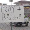 „Pray 4 Boulder!“ (Betet für Boulder) steht auf dem Zettel am Tatort der letzten Bluttat in der Stadt in Colorado (USA). 