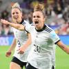 Das Tor zum Halbfinale: Deutschlands Lina Magull (r) jubelt mit Svenja Huth nach ihrem Treffer zum 1:0. 
