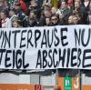 Mit diesem Banner machten die Fans des FC Augsburg im Spiel gegen Schalke Stimmung gegen Georg Teigl.