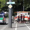 Ein Radfahrer stürzte als er wegen eines Autos abrupt abbremsen musste.